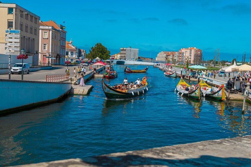 Un port avec des bateaux, des bâtiments et un ciel bleu dégagé. 1