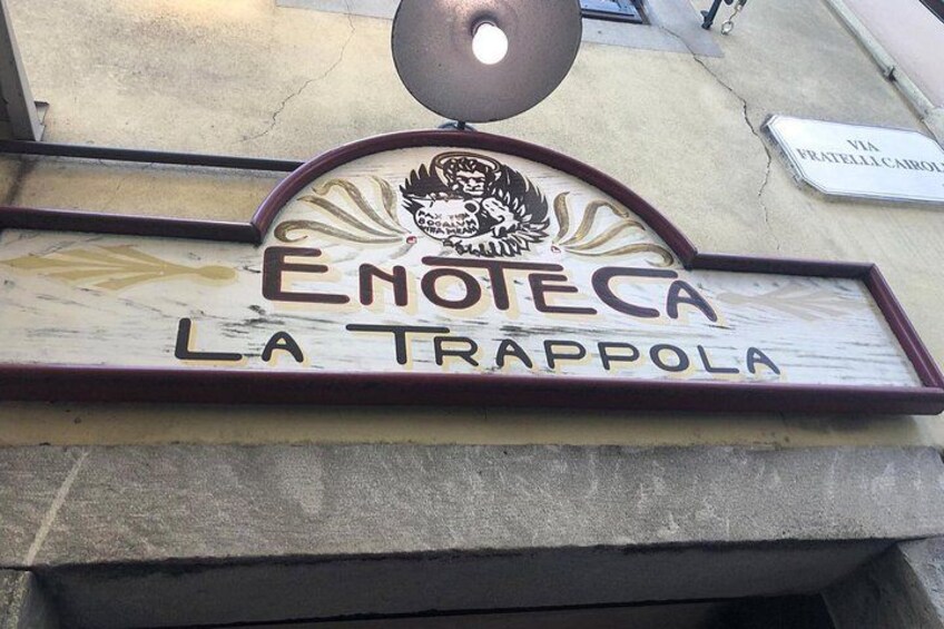 Schild für Enoteca La Trappola mit einem Löwenwappen. 2