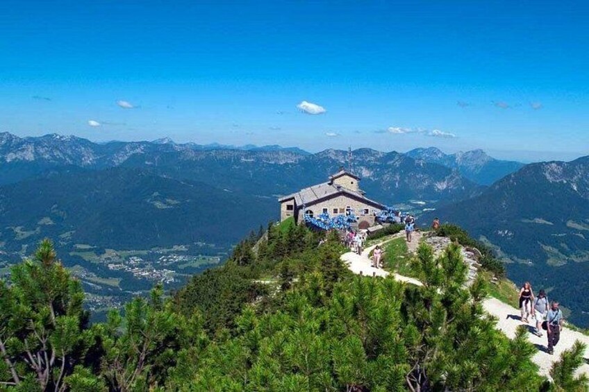 Un refugio de montaña con una vista despejada del paisaje circundante. 1