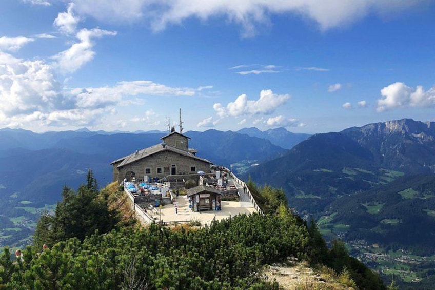 Un chalet de montagne offrant une vue panoramique sur les Alpes. 4