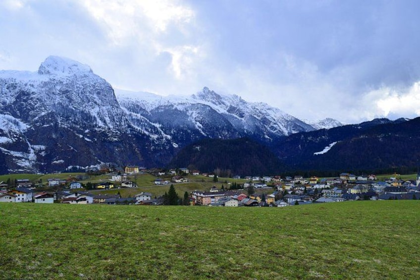 Une ville nichée entre des montagnes enneigées, sous un ciel dégagé. 2