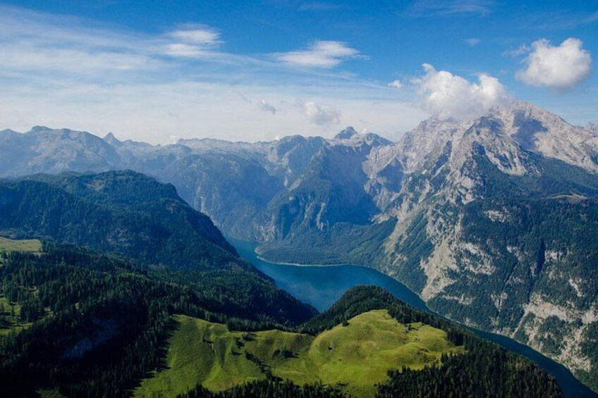 Een bergachtig landschap met een meer en beboste gebieden. 4