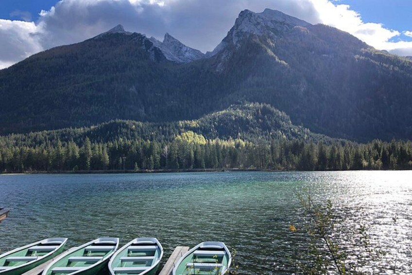 Un lago con barche, montagne e una foresta. 2