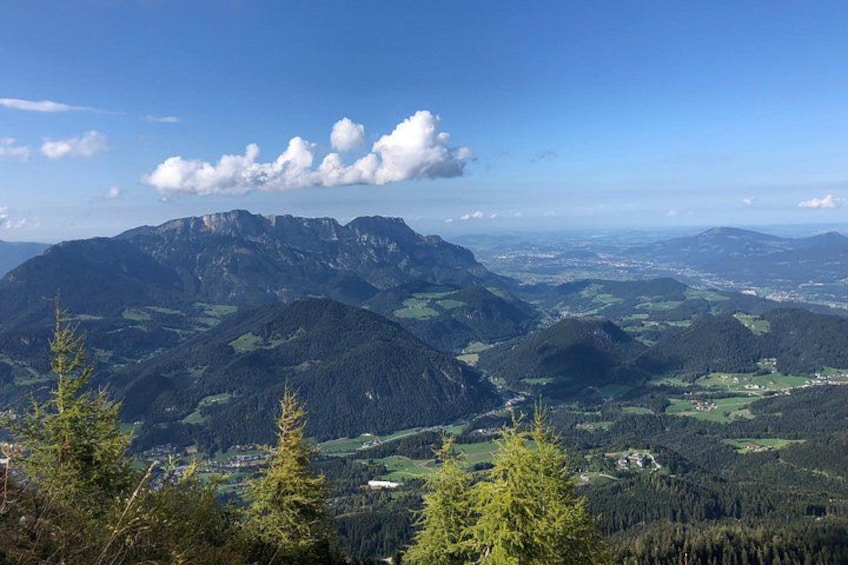 Paesaggio montuoso con fitte foreste e cielo sereno. 5