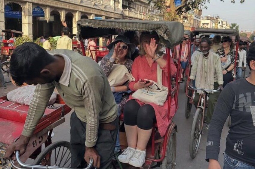 A crowded street with rickshaws and bicycles. 2