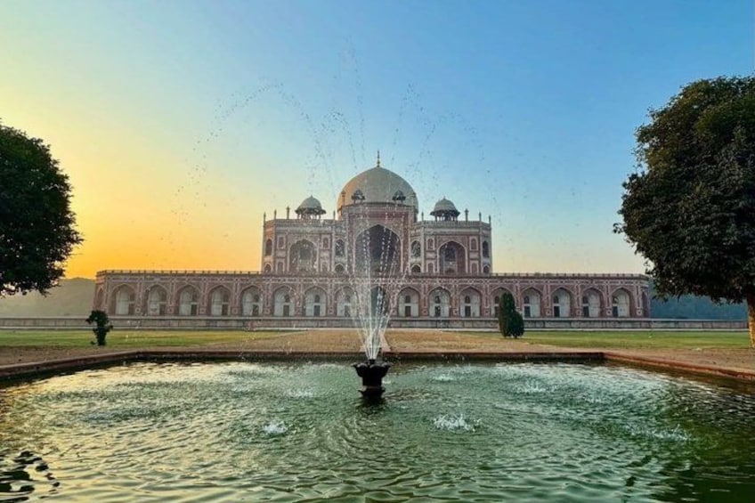 Das Taj Mahal mit einem Springbrunnen im Vordergrund. 5