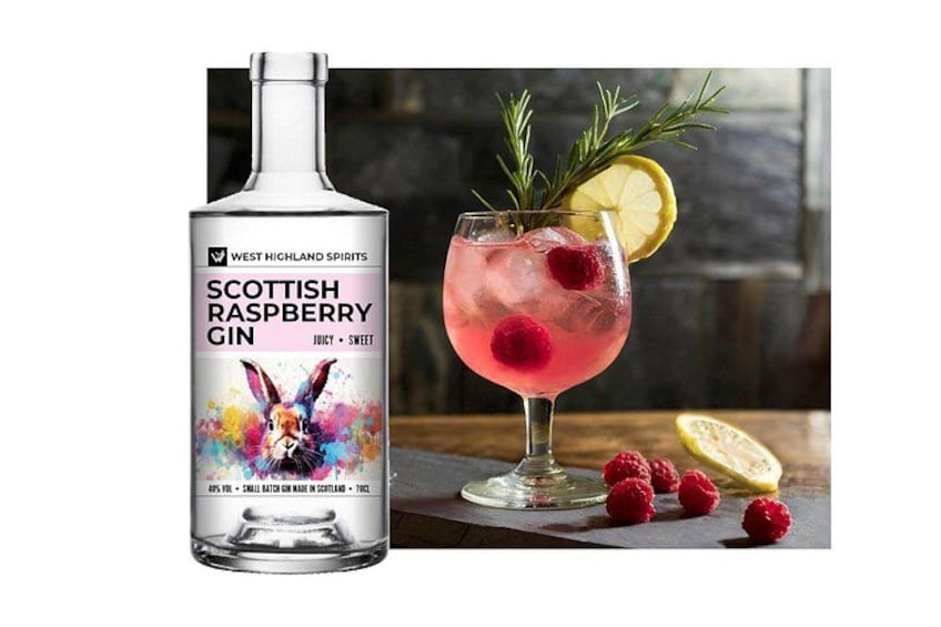 Een fles Schotse frambozenjenever en een cocktail met frambozen. 1