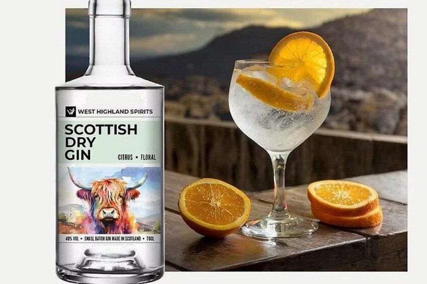Een fles West Highland Spirits Scottish Dry Gin en een glas met een schijfje sinaasappel. 2