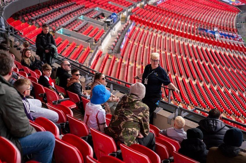 Un stade avec des sièges rouges et une structure incurvée. 4
