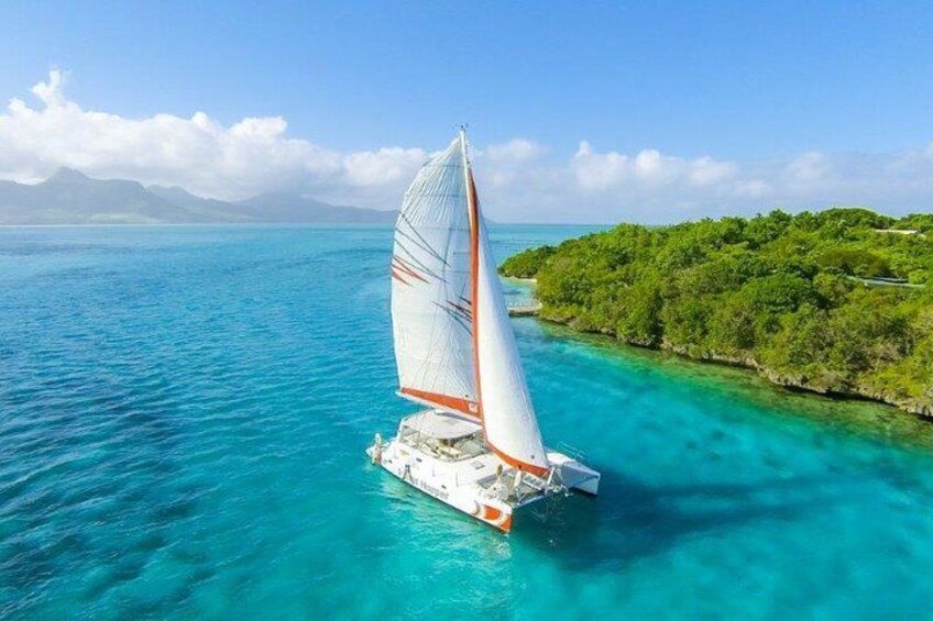 Island Hopper in front of Ilse aux Aigrettes 3