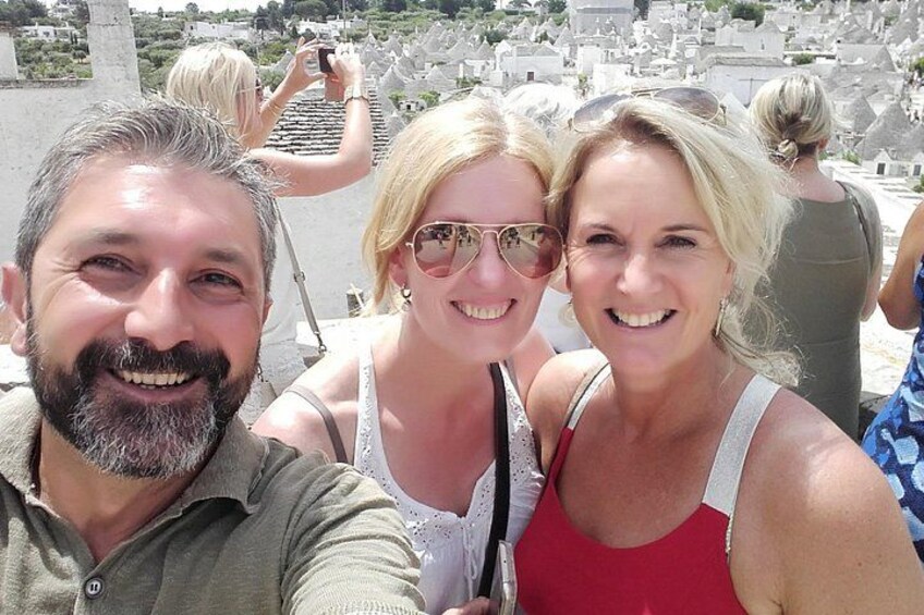 En gruppe mennesker tager en selfie foran en historisk by. 2