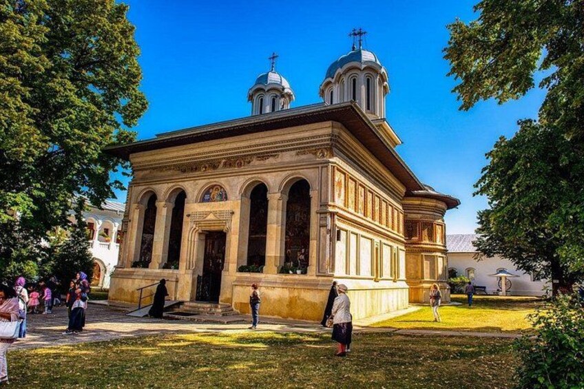 Small Group Tour to Mogosoaia Palace and Snagov Monastery 3