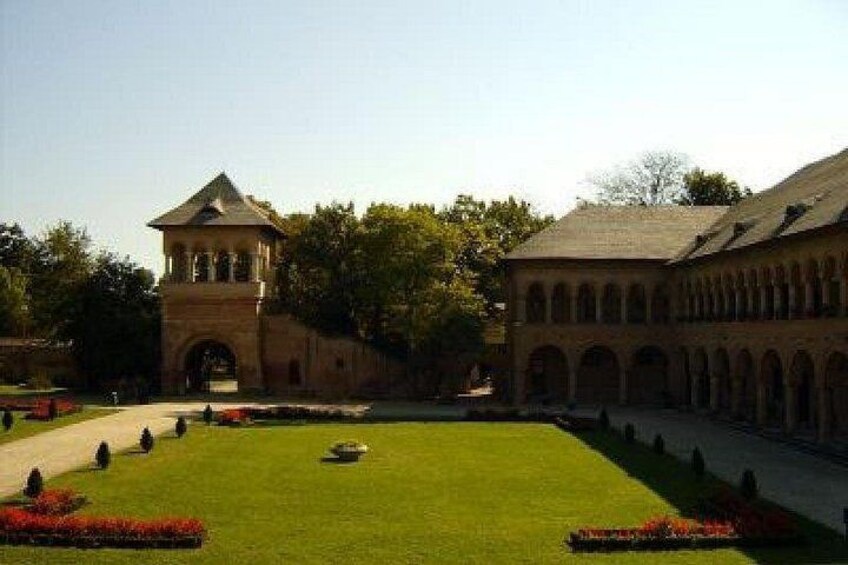 Small Group Tour to Mogosoaia Palace and Snagov Monastery 2