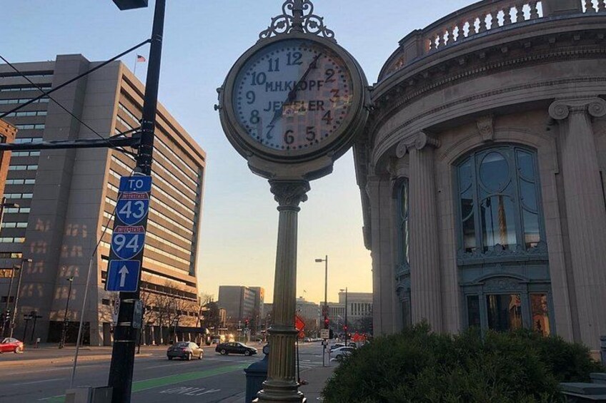 Milwaukee Food Tour with 5 Local Favorites Tastings & Secret Dish 3