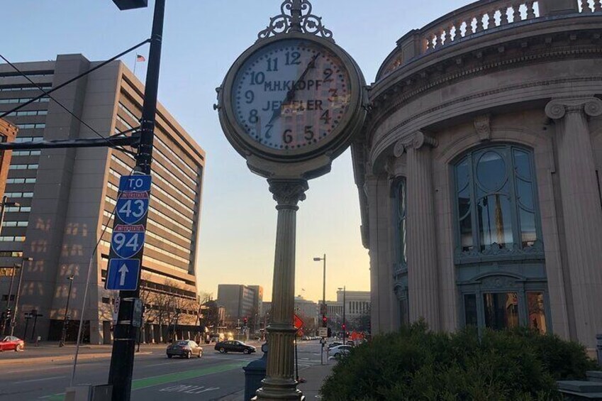 Milwaukee Food Tour with 5 Local Favorites Tastings & Secret Dish 4