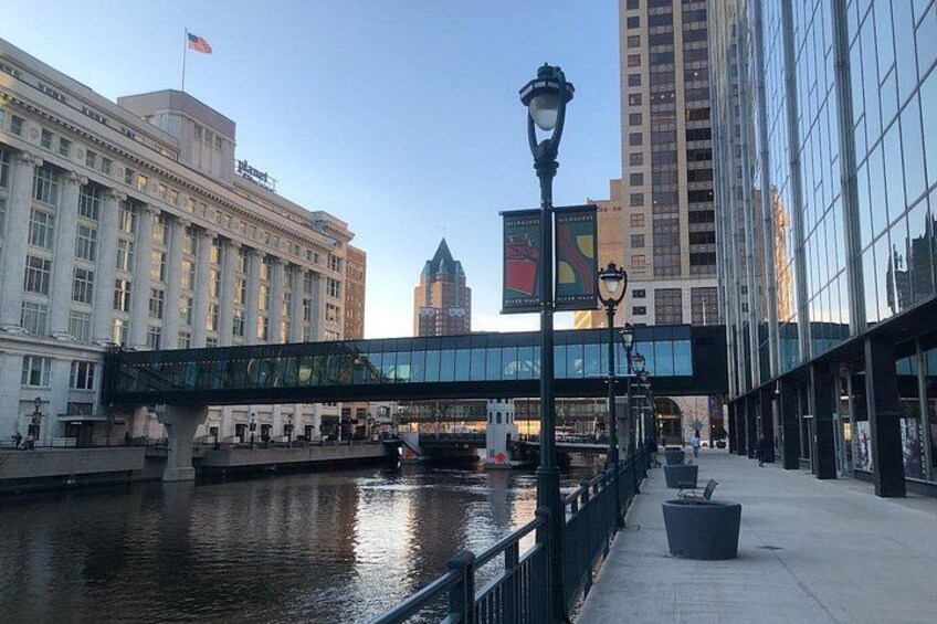 Milwaukee Food Tour with 5 Local Favorites Tastings & Secret Dish 3