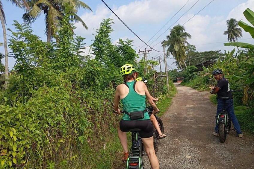 E-bike Tour Galle Countryside Retro Style E-Bikes 3