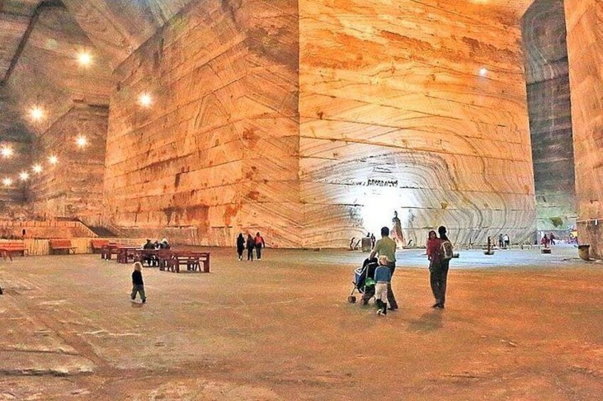 Un espace intérieur doté de grands murs d’escalade, de bancs et où l’on peut voir des gens se promener. 4