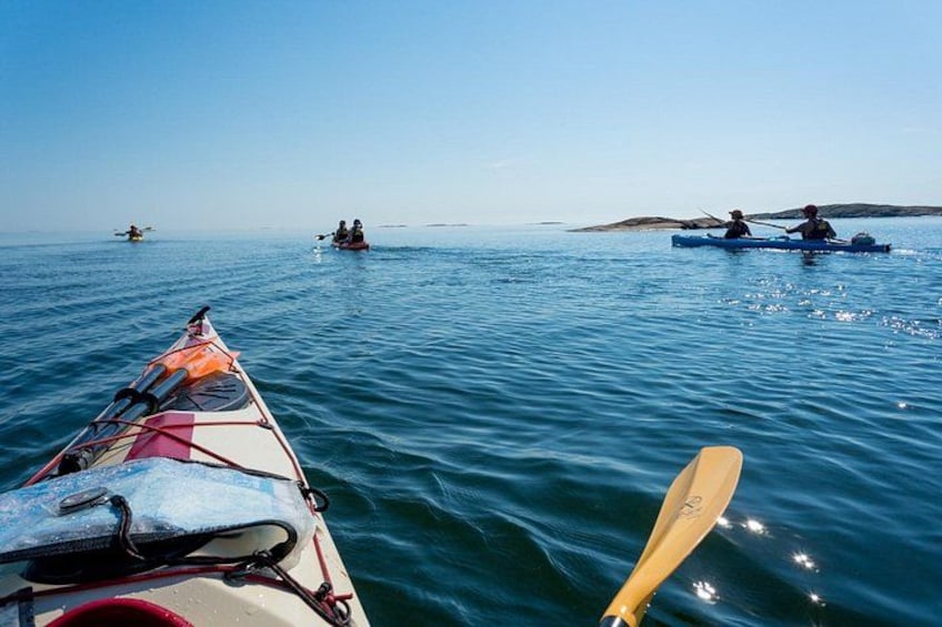 Un mar tranquilo con kayaks y una tabla de remo. 1