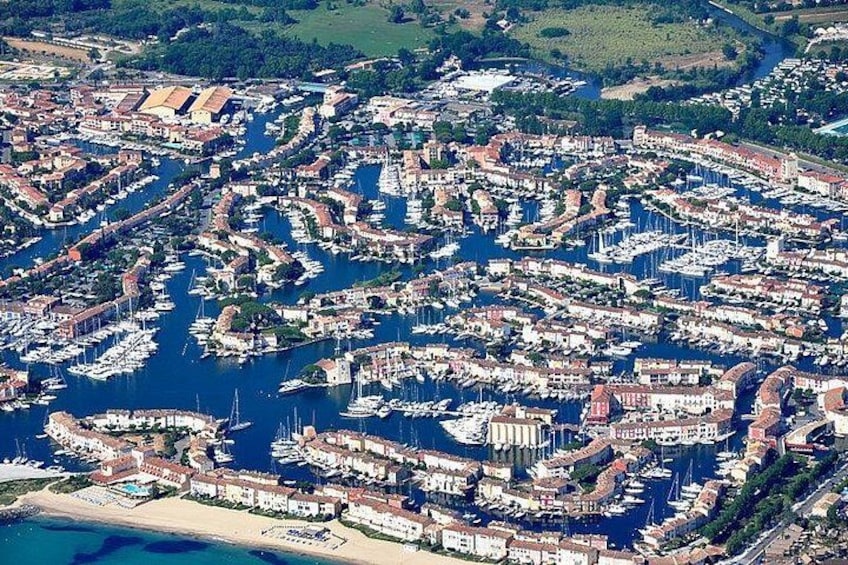 Une ville côtière dotée d’un port de plaisance, de bâtiments et d’une plage. 1