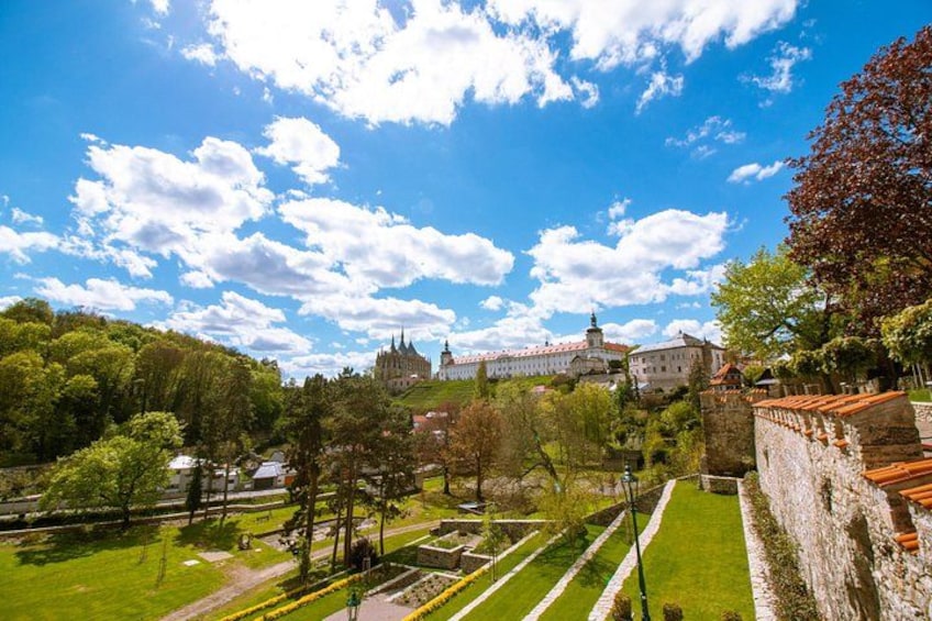Un castillo histórico, exuberantes jardines verdes y un cielo azul despejado. 2