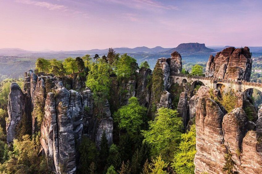 Un paysage caractérisé par de hautes formations rocheuses et un pont. 1
