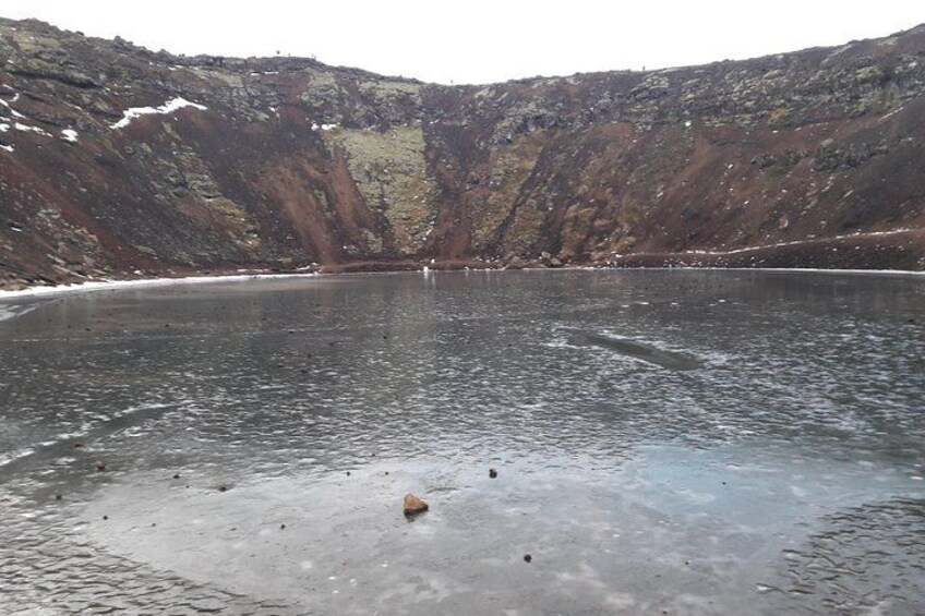 Un lac gelé, avec une falaise rocheuse en arrière-plan. 4