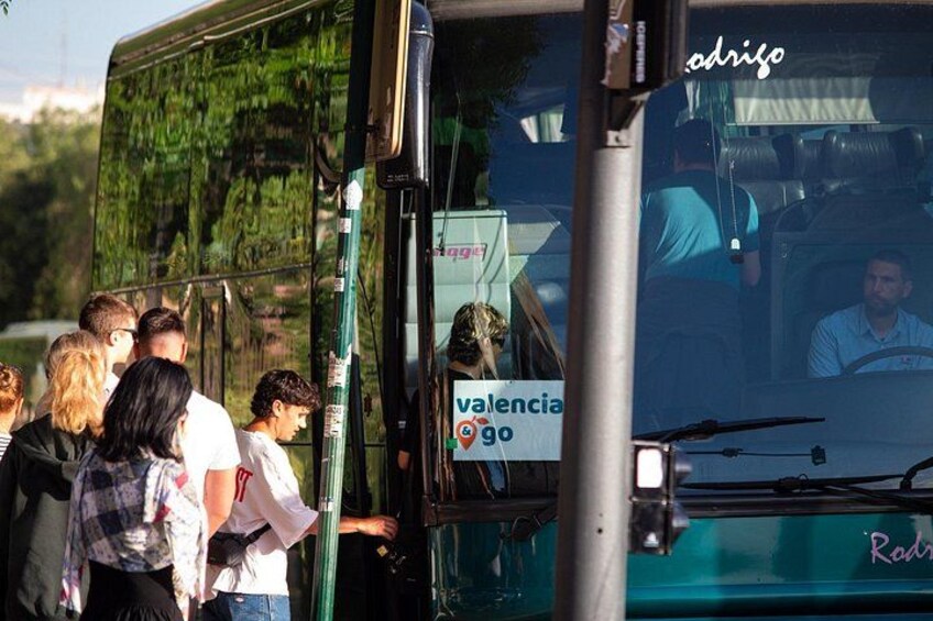 This is how you will be able to recognize our bus at the time of pickup 2