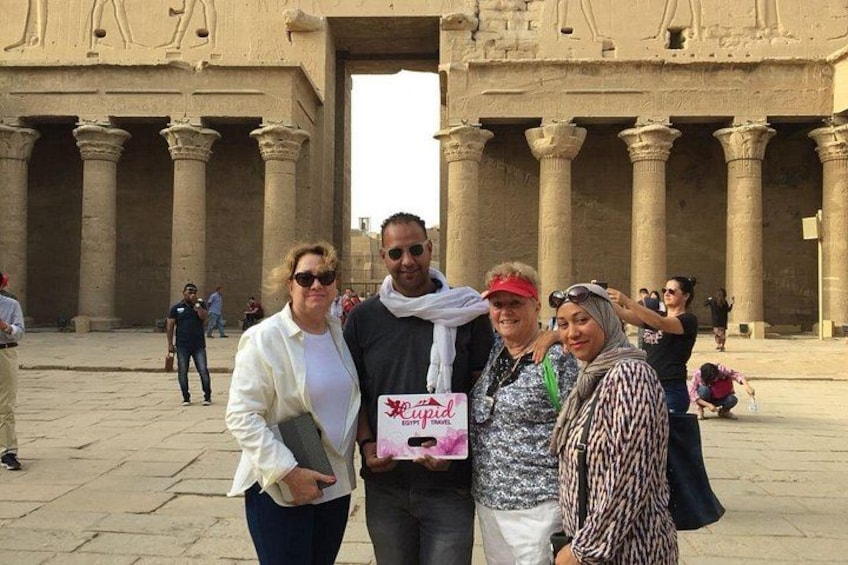 Un gruppo di persone davanti a colonne dell'antico Egitto. 5