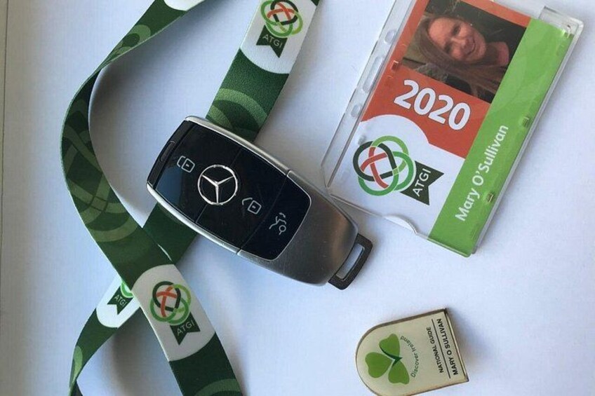 Une montre connectée, un cordon, un livret et une carte. 3