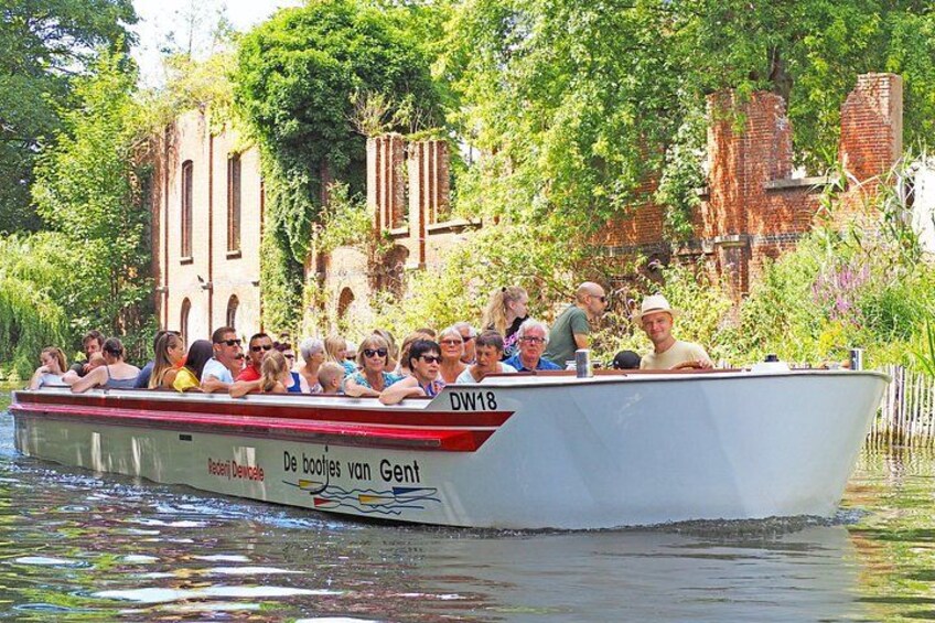 40-Minute Guided boat trip in medieval Ghent 2