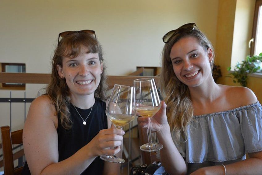 Twee personen zitten aan een tafel met wijnglazen. 2