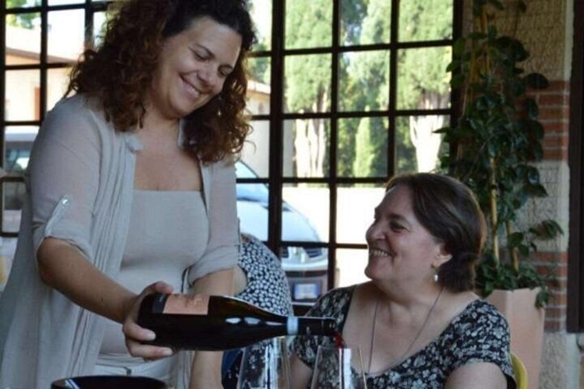 Twee personen, één schenkt een drankje in. 5