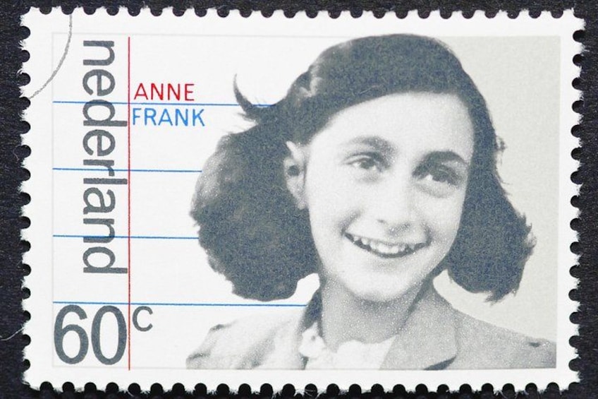 Ein Briefmarke mit dem Namen 'ANNE FRANK' und dem Wort 'Nederland'. 1