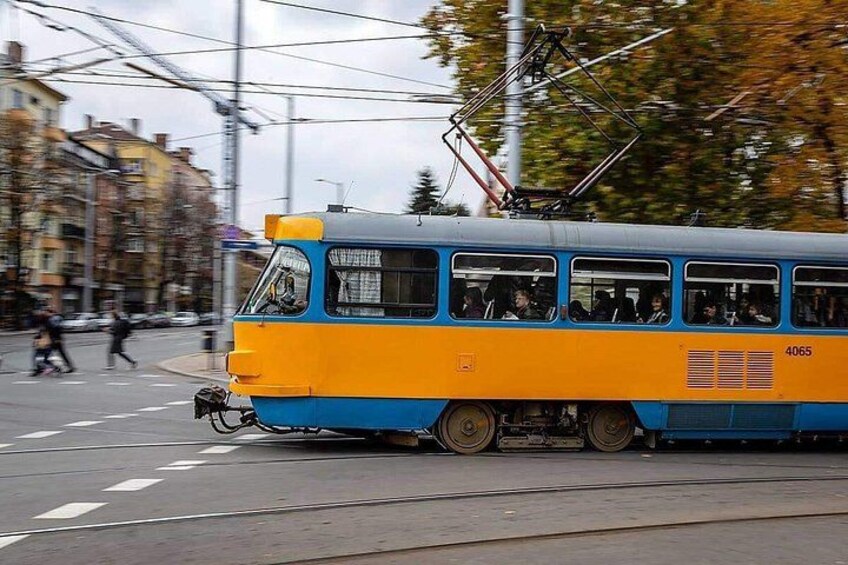 Un tranvía con el número 4065 en una calle de la ciudad. 3