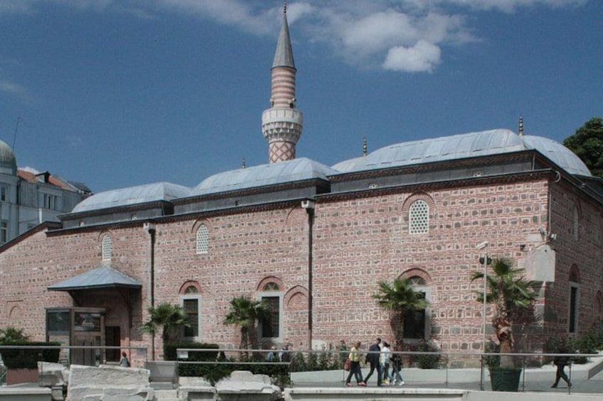 Un edificio histórico con un minarete destacado y ventanas de arco. 5