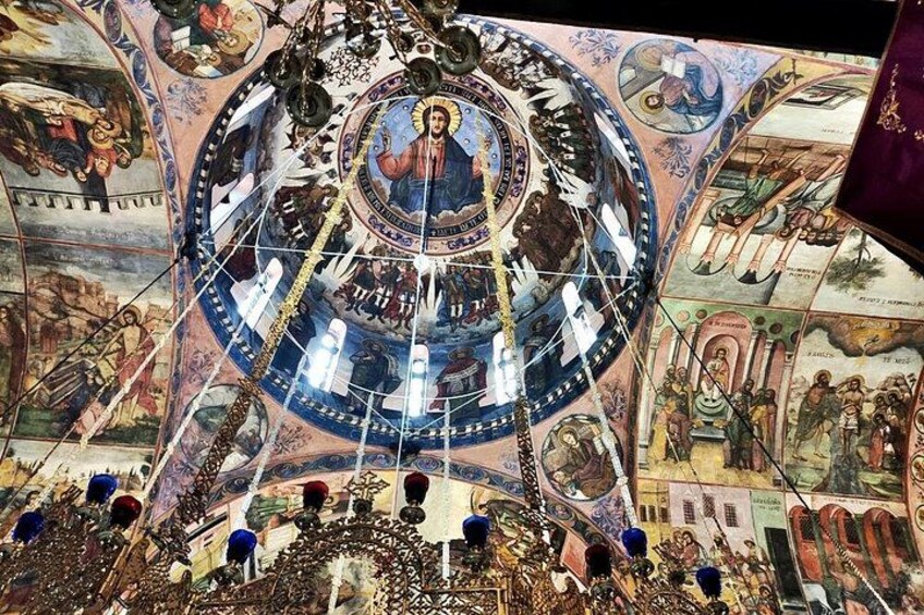Un mural detallado con una figura central, rodeado de diversas escenas y personajes. 4