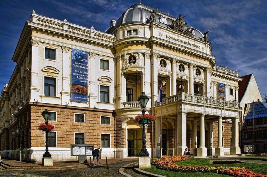 Un edificio histórico con arquitectura clásica, una cúpula y un balcón. 3