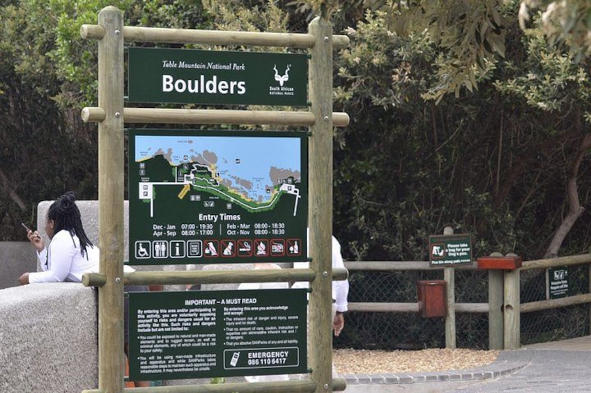 Een bord in het Nationaal Park Tafelberg met een kaart en openingstijden. 5