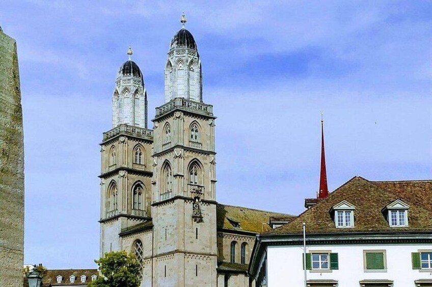 Una iglesia histórica con dos torres destacadas y una aguja roja. 2