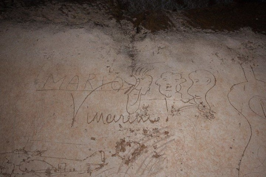 Antiguos dibujos rupestres, incluyendo el nombre 'MARIO' y la palabra 'Viñedo'. 4