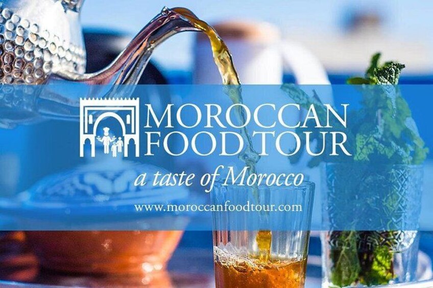 Un tour gastronomico marocchino con un teiera che versa tè, un bicchiere di tè e foglie di menta. 2