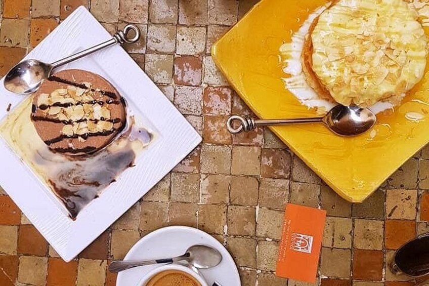 Un plato con postre, un pastel de chocolate y un plato amarillo con piña. 4