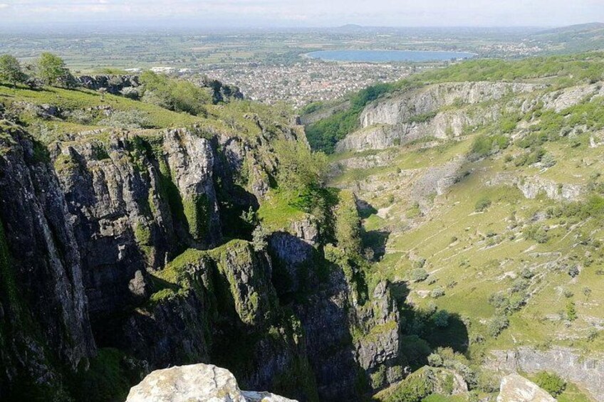 Un paysage montagneux, avec des falaises rocheuses et une vallée. 3
