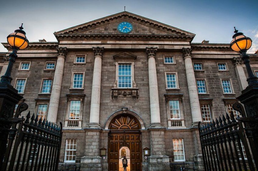 Dublin Book of Kells, Castle and Molly Malone Statue Guided Tour 3