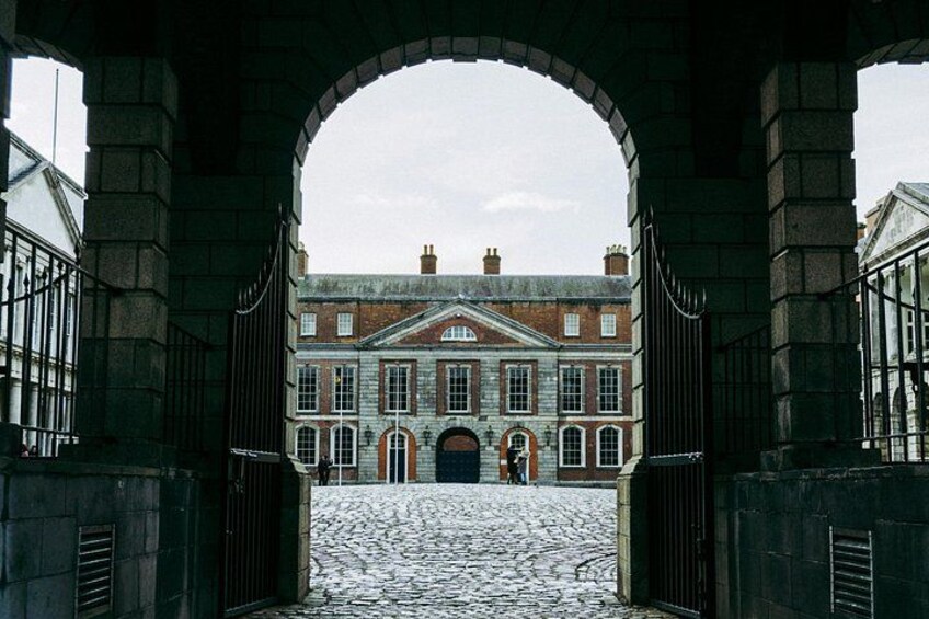 Dublin Book of Kells, Castle and Molly Malone Statue Guided Tour 2