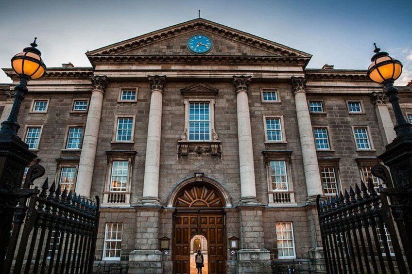 Dublin Book of Kells, Castle and Molly Malone Statue Guided Tour 2
