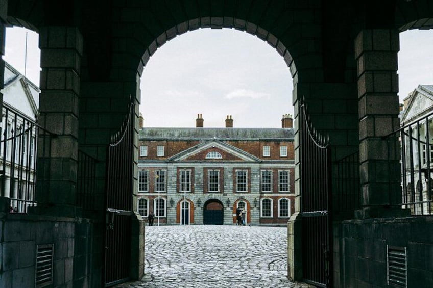 Dublin Book of Kells, Castle and Molly Malone Statue Guided Tour 2
