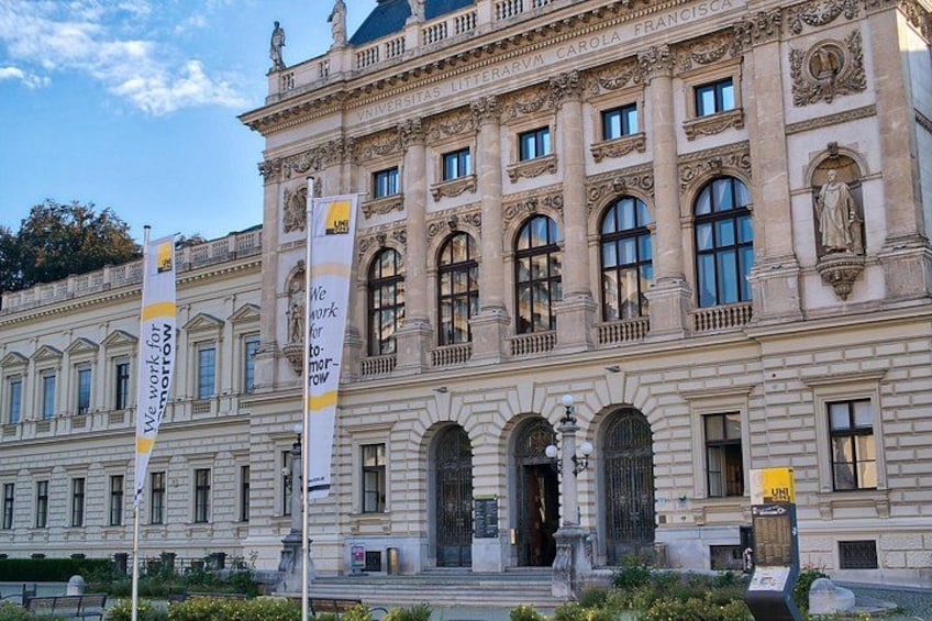 Strolling Graz: Medieval Lanes, Baroque Splendor & Modern Marvels 4