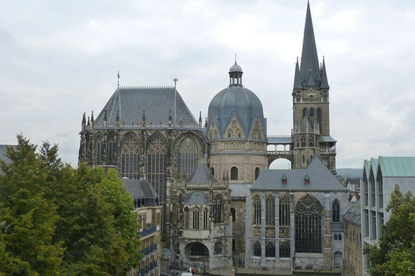 Una cattedrale storica con un'imponente torre e una vasta cupola. 1